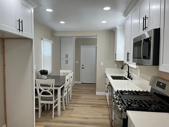 Bright and spacious kitchen, lots of storage!