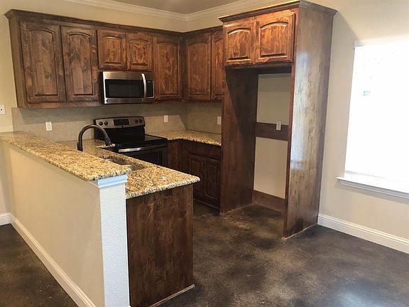 5th image of 402 W Avenue C