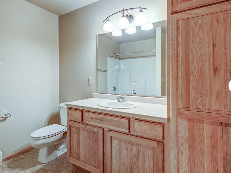 Ontario Road Apartment — Photo 8