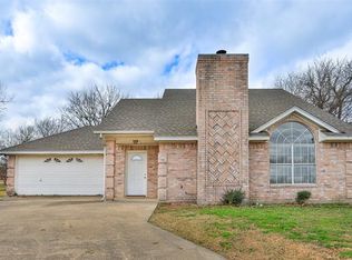 1115 Oxford Dr, Gainesville, TX 76240