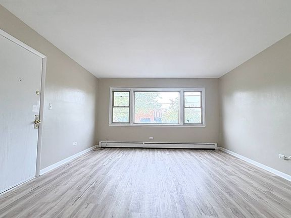 3rd image of 1350 W Irving Park Rd APT 2