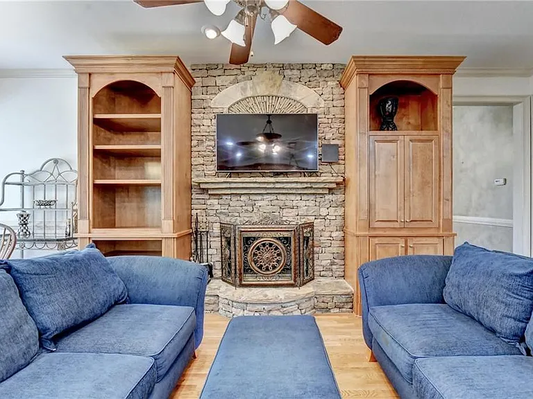 8910 Pinehurst Cv — Photo 42