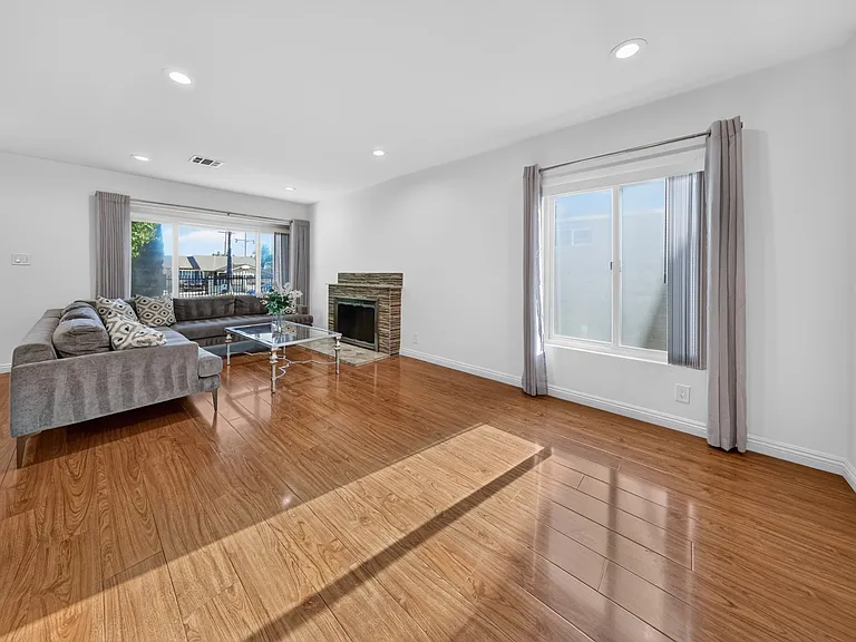 11407 Delano St — Photo 32