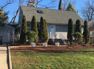 211 Crest Dr, Paramus, NJ 07652