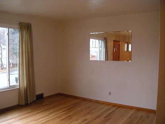 LIGHT AND BRIGHT LIVING ROOM