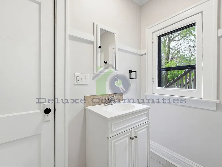 410 Eastern Ave SE — Photo 33