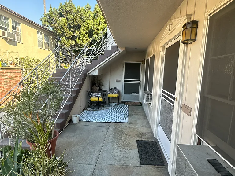 932 W Glenoaks Blvd — Photo 5