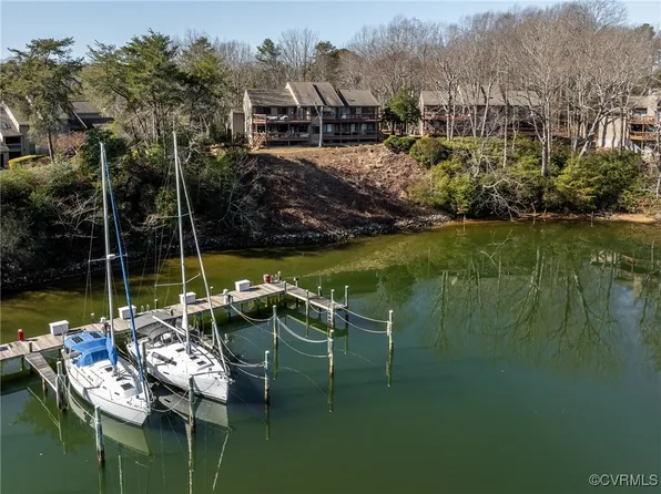 85 Mariners Point Ln #D, Hartfield, VA 23071