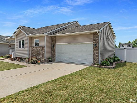 3rd image of 3110 Dahlia Dr