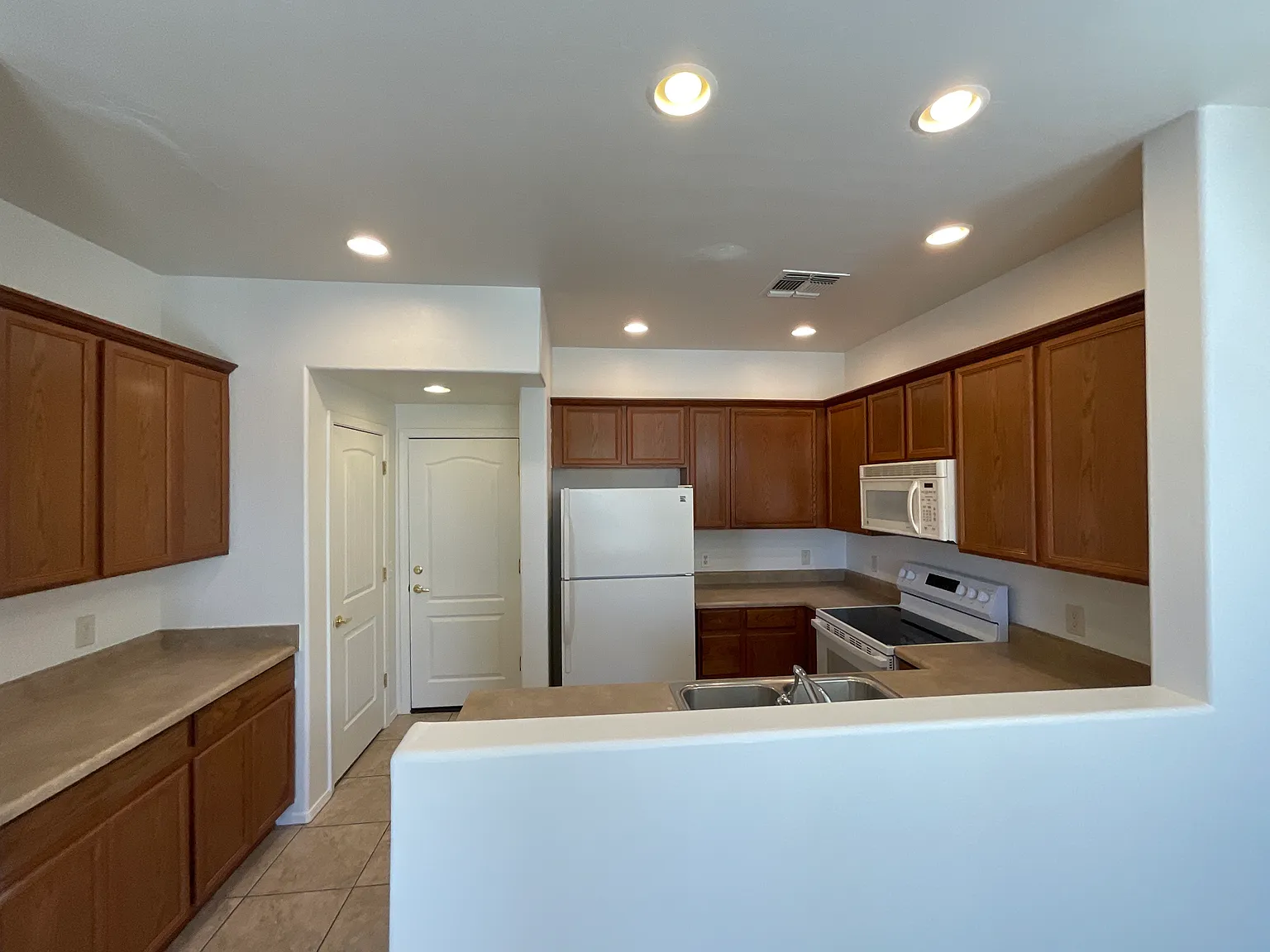 3 bed, 2009 sqft, $1,895 — Photo 4