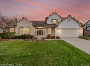 24415 Venice Dr, Novi, MI 48374