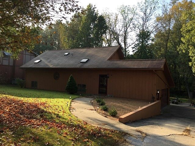 1st image of 210 Pine Ln