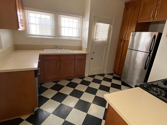 3rd image of 1210 N Orange Grove Ave #4