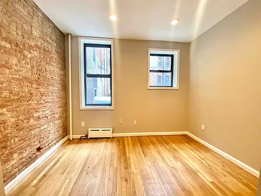 Rented by Astoria Realty | media 8