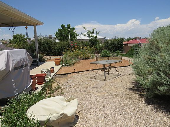 Xeriscaping : Outdoor dining area and planter boxes full of tomato plants