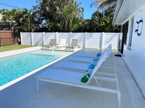 677 93rd Ave N, Naples, FL 34108