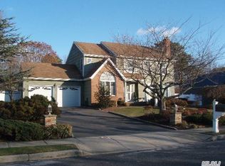 41 Buckingham Ln, Bohemia, NY 11716