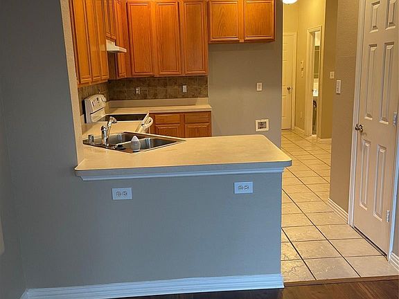 3rd image of 921 Englewood Ln
