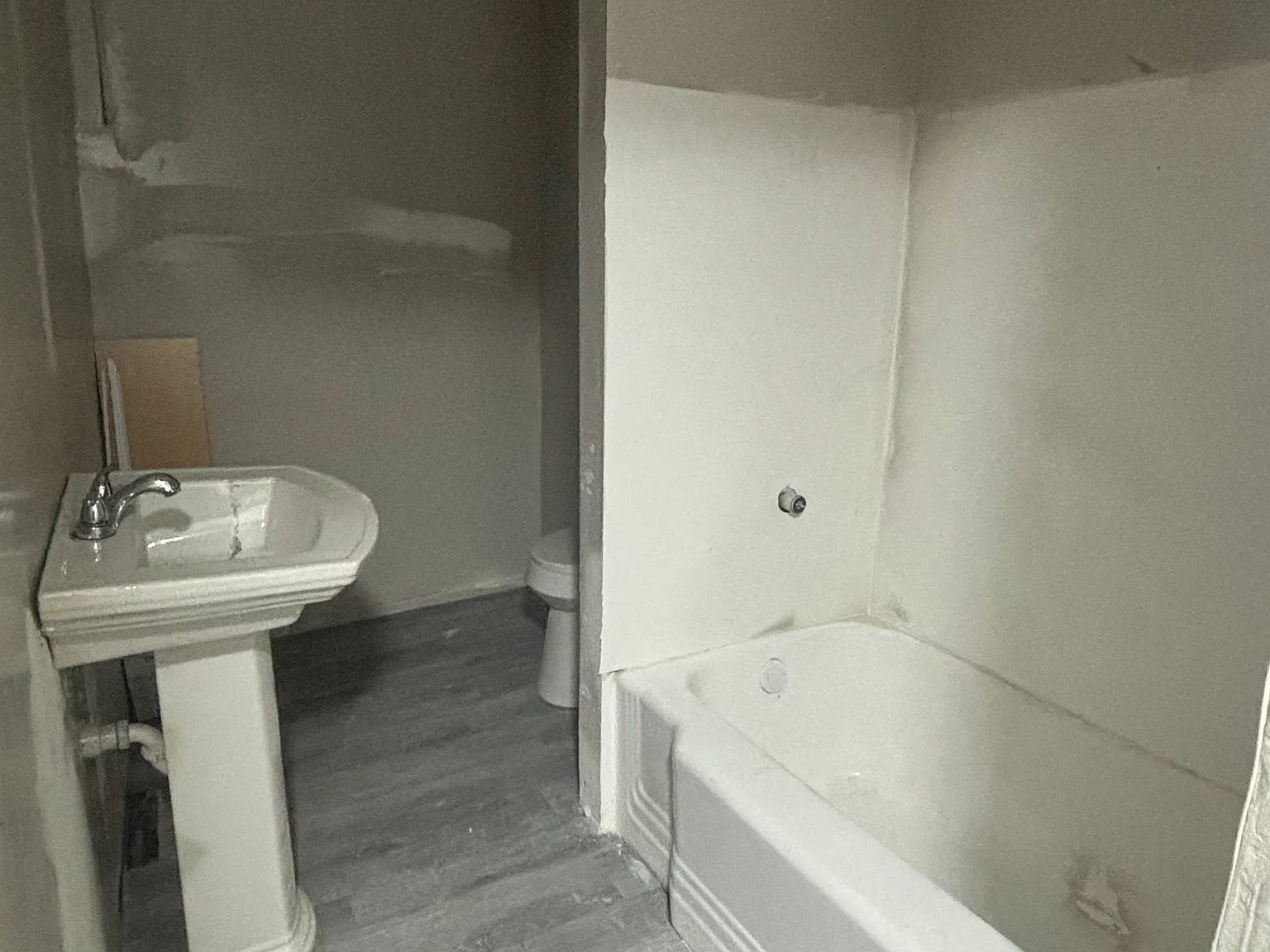 2 bedroom w laundry hookups — Photo 4