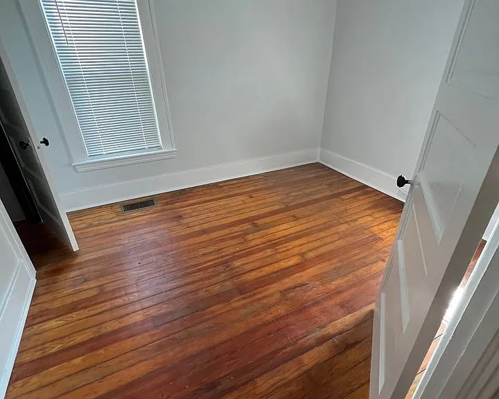 541 Lincoln Ave NW — Photo 5