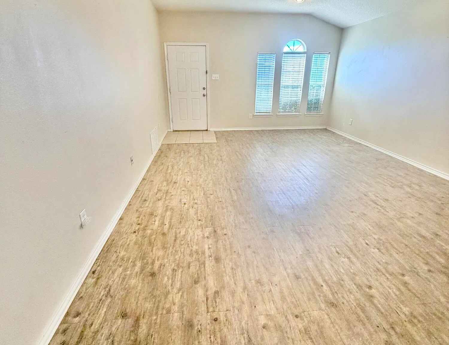 3 bed, 2.0 bath, 1455 sqft, $1,500 — Photo 3
