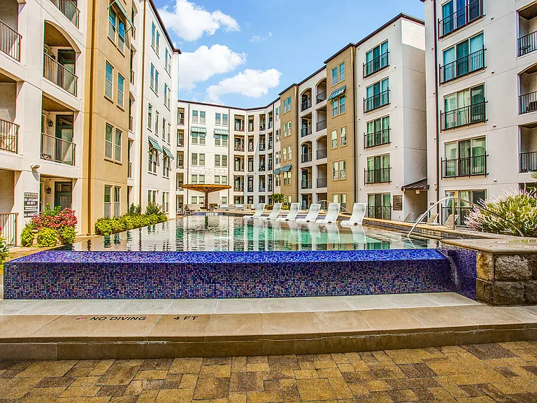 Explore our expansive indoor and outdoor amenity spaces