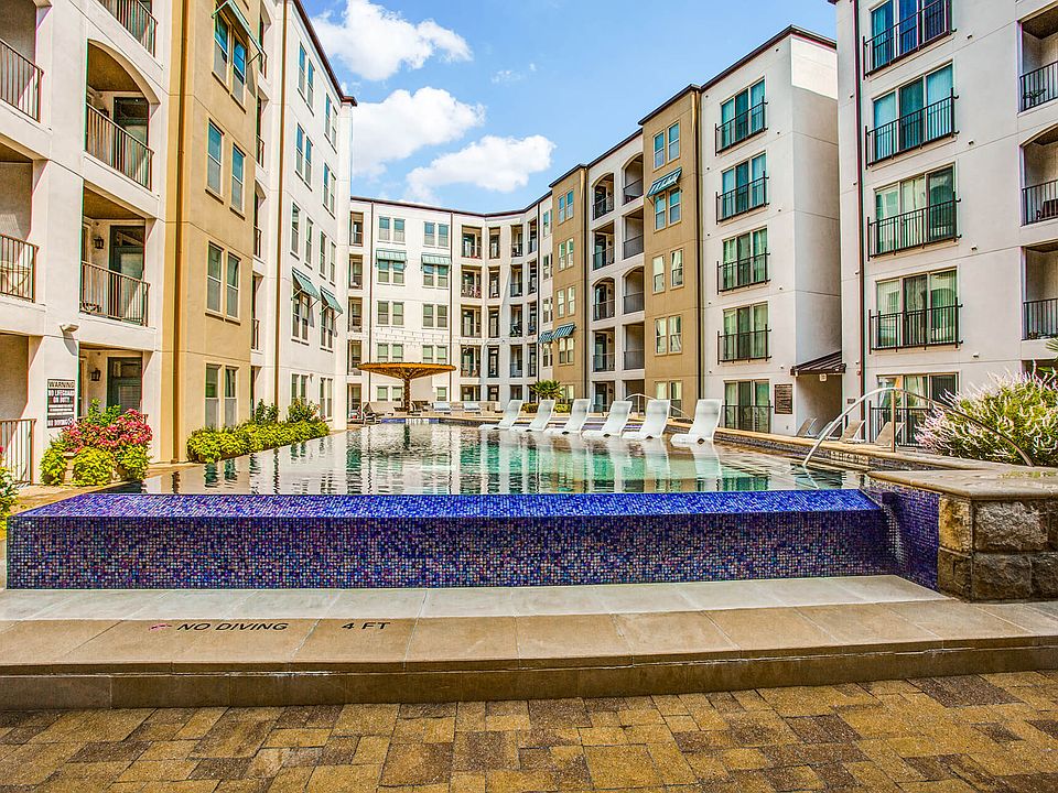 Explore our expansive indoor and outdoor amenity spaces