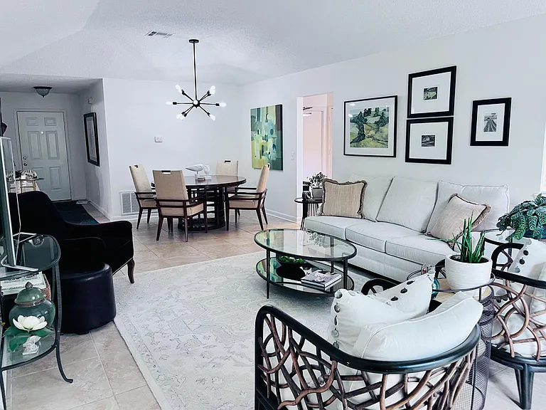 *Home is unfurnished*
*Prior tenant's furnishings*