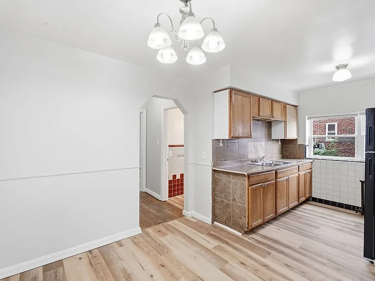 Cozy Apartment Building in Reading District! — Photo 13
