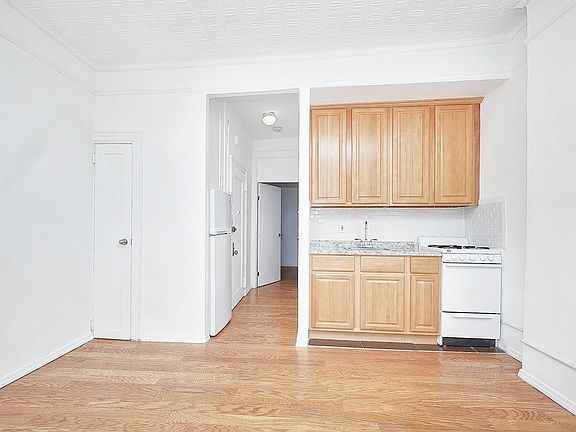 2nd image of 21 Cleveland Pl APT 3D