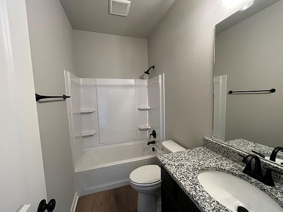 5th image of 129 Benjamin Dr