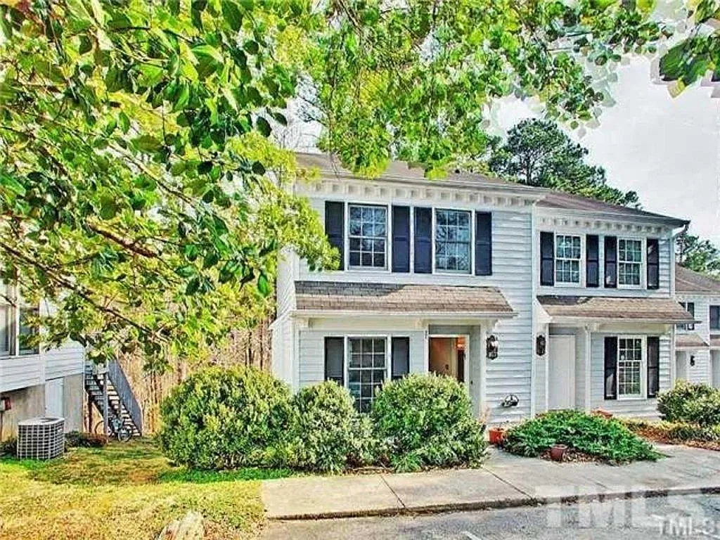 2 bed, 2.5 bath, 1085 sqft, $2,400 — Photo 1