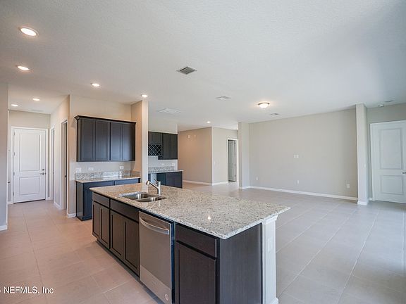 5th image of 33 REVERIE Drive