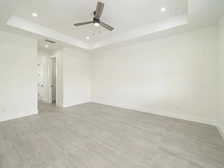 1005 NE 13th Pl — Photo 24