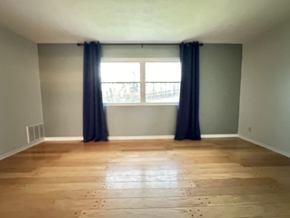 4th image of 5684 Red Oak Dr