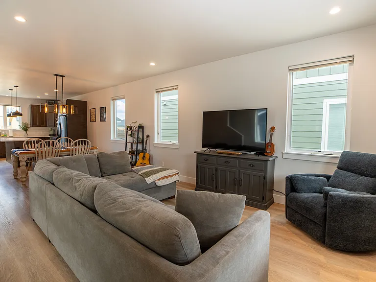 10708 Willow Ave — Photo 2