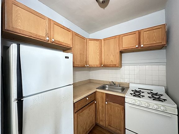 4th image of 3121 N Hamlin Ave #I3