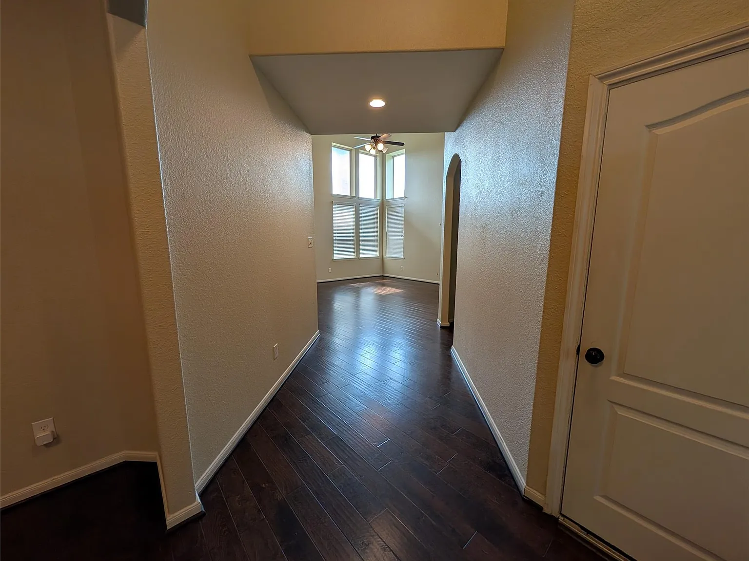 4 bed, 2.5 bath, 2680 sqft, $2,400 — Photo 3