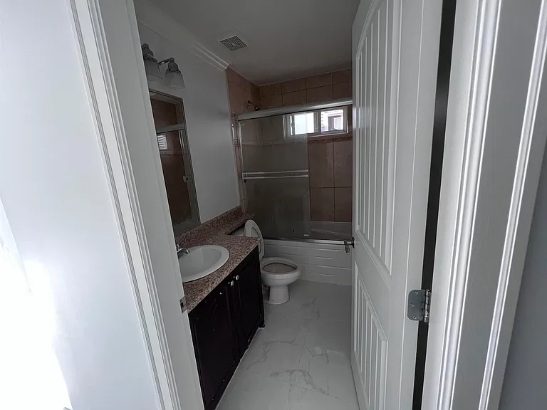 4446 Pender St #MAIN FLOOR — Photo 3