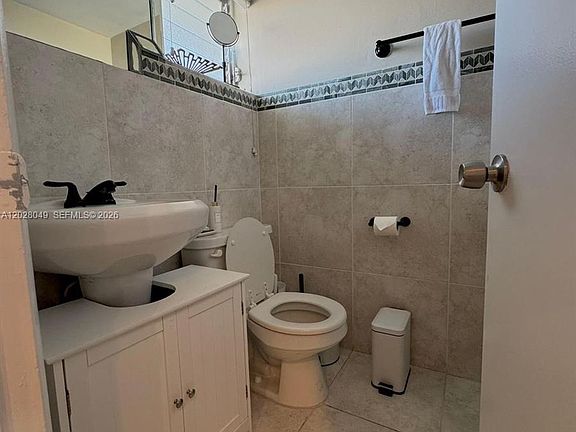 4th image of 1530 NE 191st St APT 241