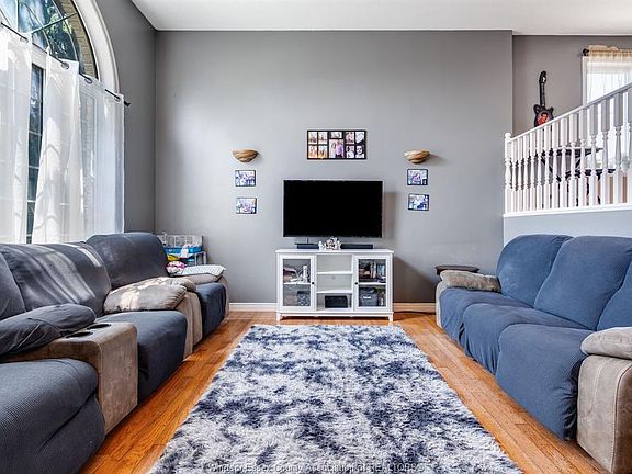3rd image of 32 Wakefield Ave
