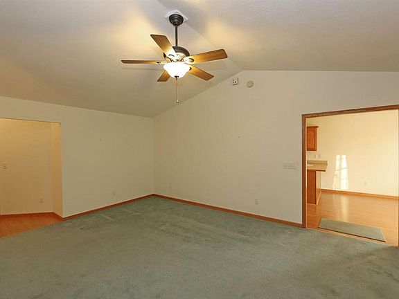 5th image of 1084 Beech St