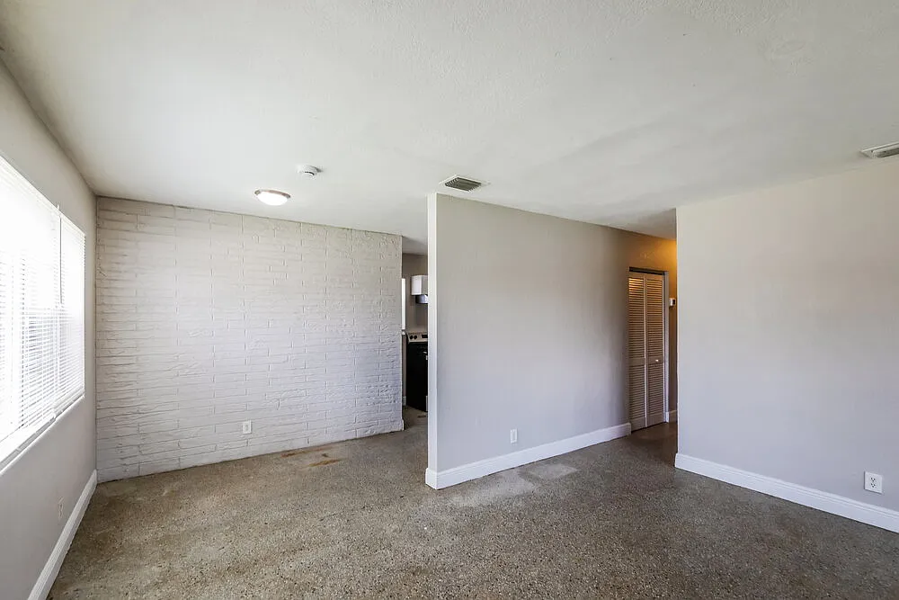 3 bed, 1.0 bath, 1027 sqft, $2,110 — Photo 4