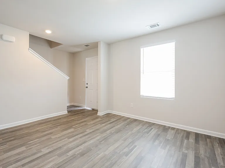 161 Evvalane Dr — Photo 2