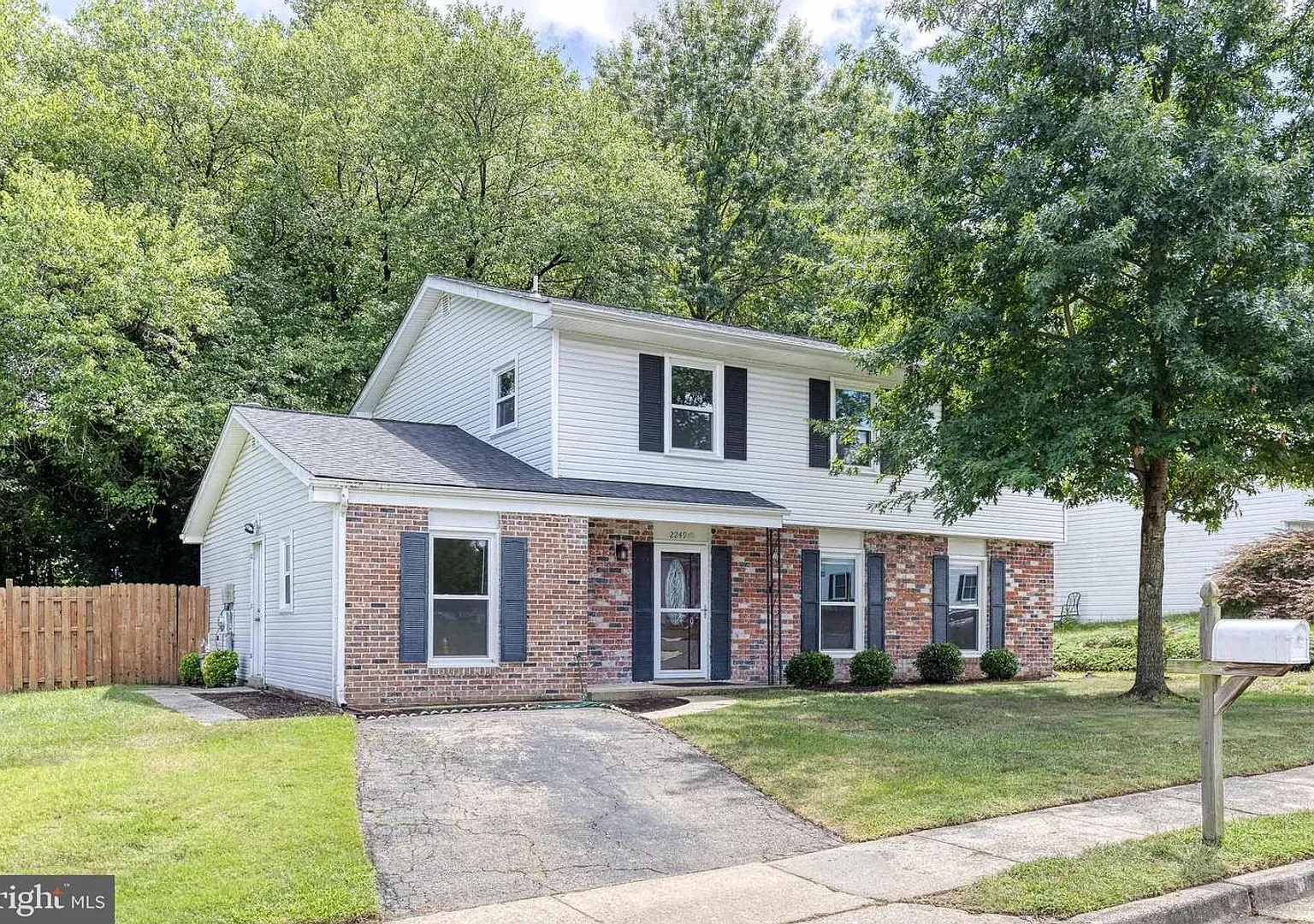 Welcome to this beautifully updated 5bd 2.5bth home! — Photo 1