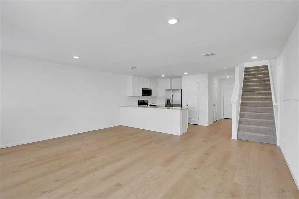 3 bed, 2.5 bath, 1378 sqft, $2,050 — Photo 4