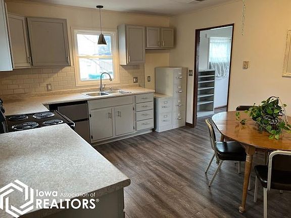 5th image of 706 E Burlington Ave