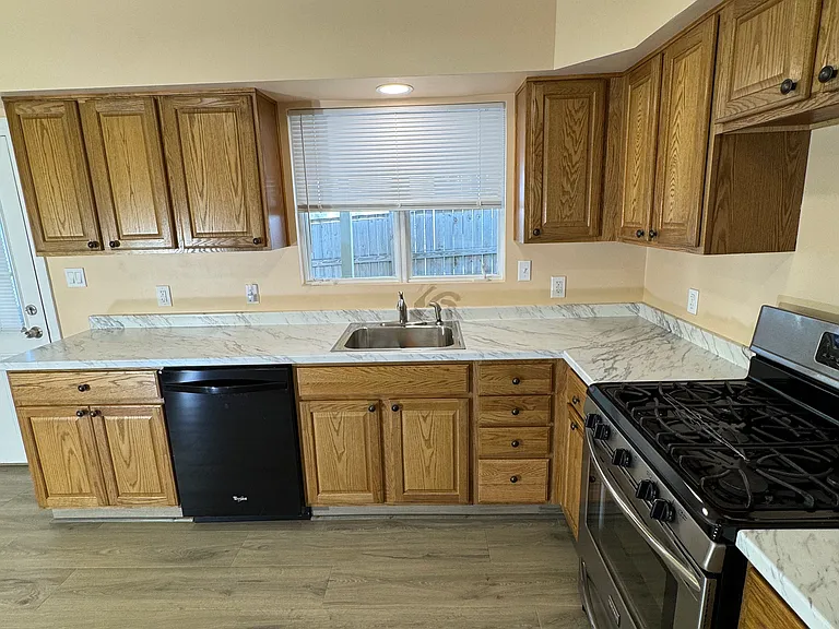 513 Spruce St — Photo 10