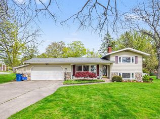 408 Cherokee Dr, Fremont, MI 49412