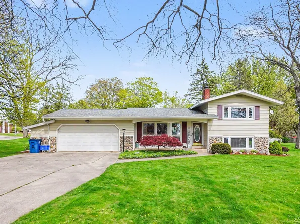 408 Cherokee Dr, Fremont, MI 49412